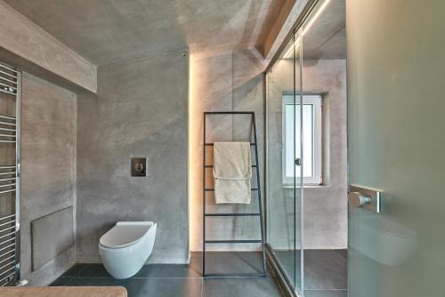 圣特里亚斯Moly - Luxury Villa with Heated Private Pool的一间带卫生间和玻璃淋浴间的浴室