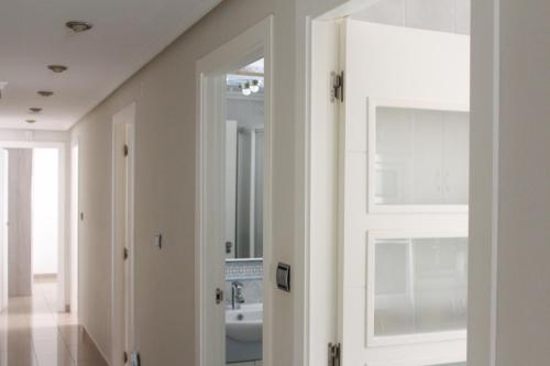 圣波拉Apartamento Bahía的一间设有浴室的客房内的白色门