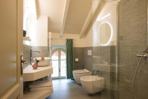 巴韦诺奥尔腾西亚公寓的浴室配有卫生间、盥洗盆和淋浴。