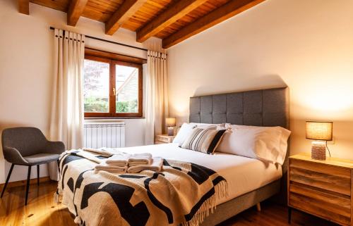 上阿兰Apartamento con Jardín en Salardú的一间卧室设有一张大床和一个窗户。