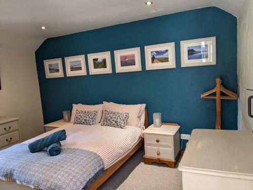布里德波特The Old Dairy的一间卧室设有蓝色墙壁和两张床