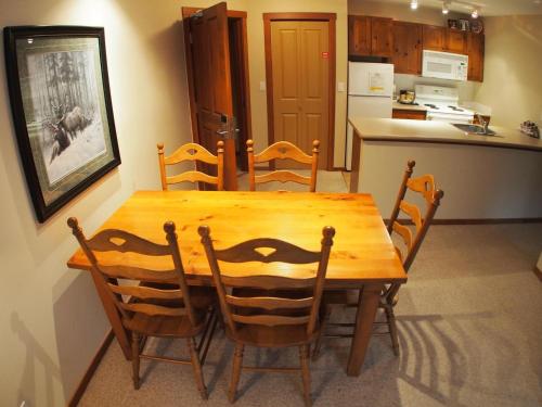 太阳峰Fireside Lodge #302 By Bear Country的厨房里设有木制用餐室,配有桌椅