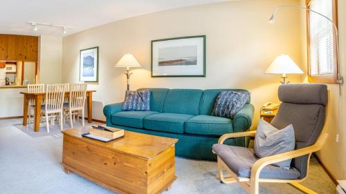 太阳峰Fireside Lodge #223 By Bear Country的客厅配有蓝色的沙发和桌子