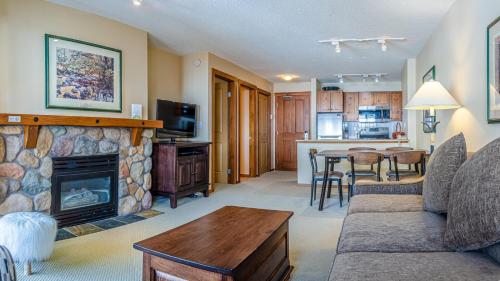 太阳峰Fireside Lodge #413 By Bear Country的带沙发和壁炉的客厅
