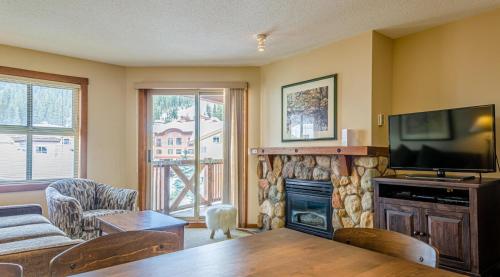 太阳峰Fireside Lodge #413 By Bear Country的一间带电视和壁炉的客厅