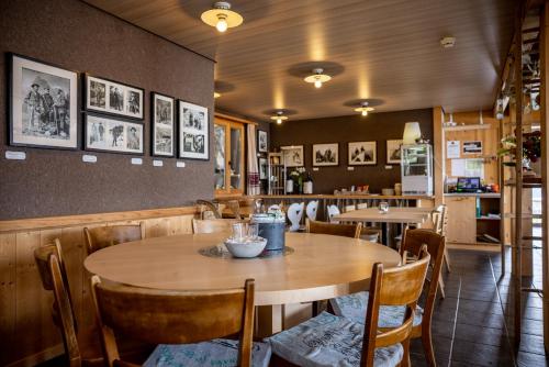 GadmenTälli Hütte的餐厅内带桌椅的用餐室