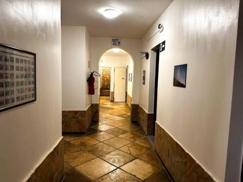 卡诺格布拉达Pousada Alternativa的建筑的走廊,铺有瓷砖地板