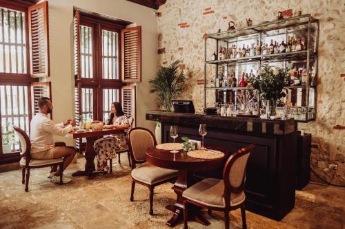 卡塔赫纳圣托里维奥精品酒店的坐在餐厅桌子上的男女