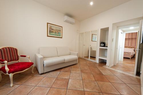 维罗纳Residenza Catullo - Apartments的客厅配有沙发和椅子