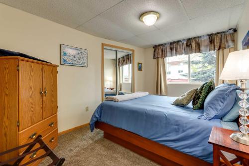 安克雷奇Cozy Apartment Less Than 4 Miles to Downtown Anchorage!的一间卧室设有蓝色的床和窗户。