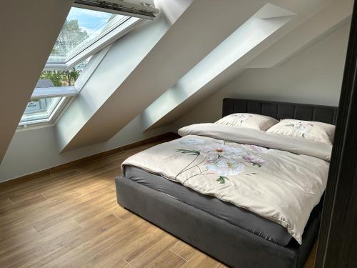 雷瓦Pod Czwórką的配有2扇窗户的客房内的1张床