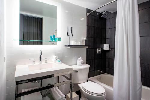 芝加哥芝加哥W酒店 - 湖滨的浴室配有盥洗盆、卫生间和浴缸。