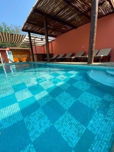 埃斯孔迪多港Casa Suites Minizoo的一座蓝色瓷砖的大型游泳池