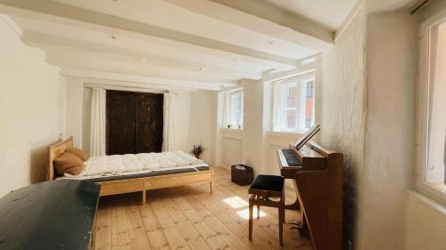 哥本哈根ApartmentInCopenhagen Apartment 1541的一间卧室配有一张床和一张书桌