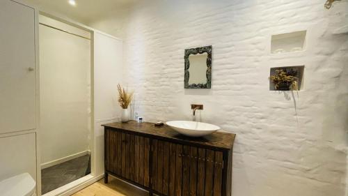 哥本哈根ApartmentInCopenhagen Apartment 1541的一间带水槽和白色墙壁的浴室