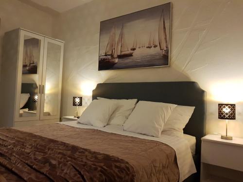 杜加雷萨APARTMANI SRCE MREŽNICE的一间卧室配有一张大床和两盏灯