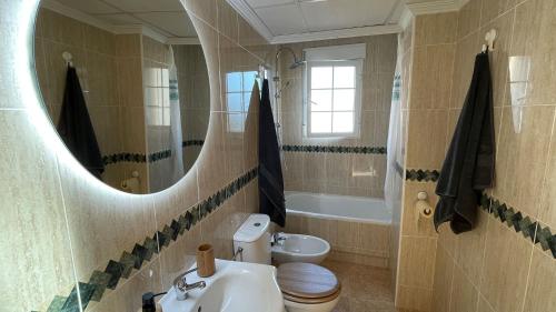 圣佩德罗-德尔皮纳塔尔Low Price Modern Apartment sleeps 4 Fully Aircon的一间带水槽、卫生间和镜子的浴室