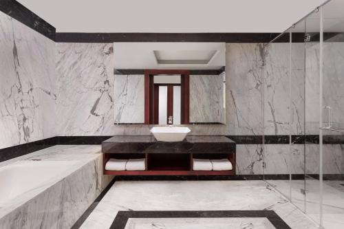 哥印拜陀哥印拜陀艾美度假酒店的浴室配有盥洗盆和浴缸。
