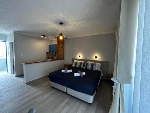 卡尔扎迈纳米纳公寓酒店的一间卧室配有蓝色的床和毛巾