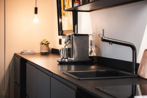 LangevågStudio Leilighet, nyoppusset的厨房台面上配有咖啡壶