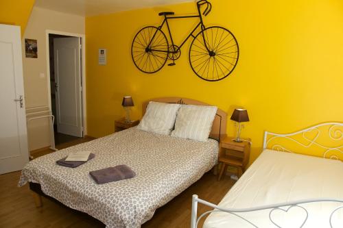 Sacey拉派切斯尼酒店的卧室配有一张床,墙上有自行车