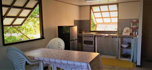法卡拉瓦FAKARAVA - Teariki Lodge 2的厨房配有桌子和桌椅