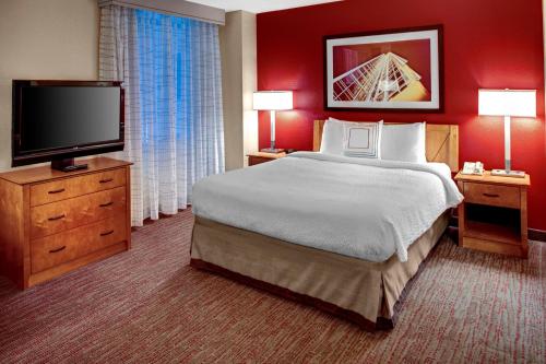 亚特兰大亚特兰大市中心17街原住客栈的一间酒店客房,配有一张大床和一台平面电视