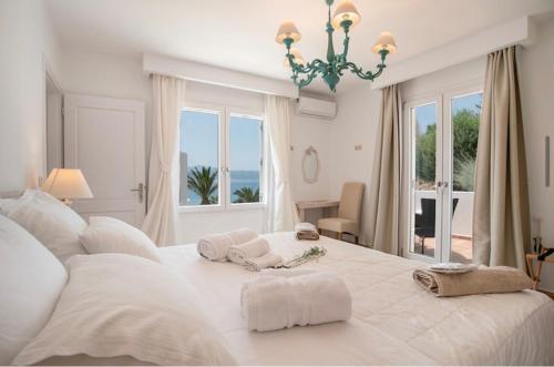 斯泰里达Villa Sofia的白色卧室设有一张大床和窗户