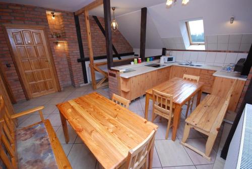 多洛托沃Noclegi Dorotowo的厨房配有木桌椅和柜台