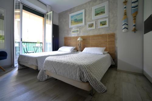雷卡纳蒂港mentamarina的一间卧室设有两张床和大窗户