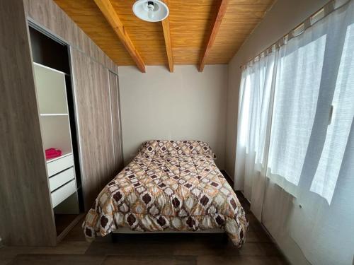 特来凡林Cabañas PH的一间小卧室,配有床和窗户