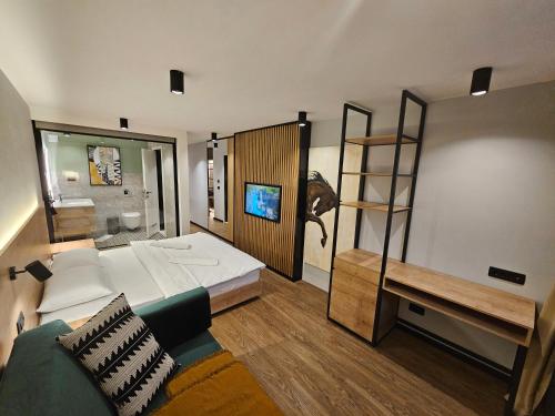 Andrijevica科莫维酒店的一间卧室设有一张床,梯子通往双层床