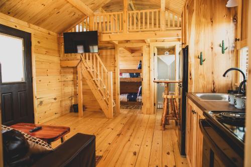 阿马里洛The Big Texan - Cabins and Wagons的小木屋设有厨房和客厅。