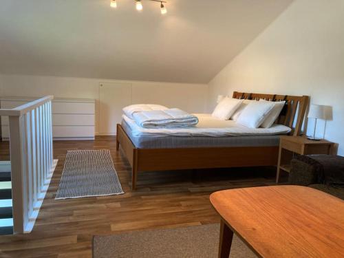 巴斯塔德Fin lägenhet mitt på Bjärehalvön的一间卧室配有一张床和一张桌子