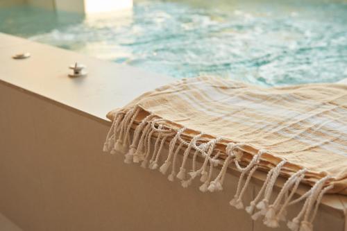 Melidhónion2 bedroom Villa with heated swimming pool-Spa whirlpool-BBQ!的游泳池旁的柜台毛巾