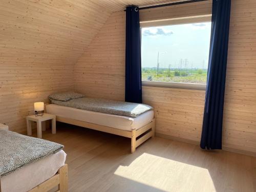 尼彻兹PoProstuDomki的客房设有两张单人床和一扇窗户。