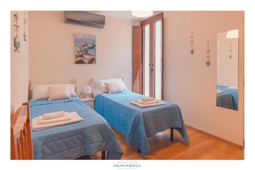 斯廷蒂诺Ancóramare的一间卧室设有两张单人床和一面镜子