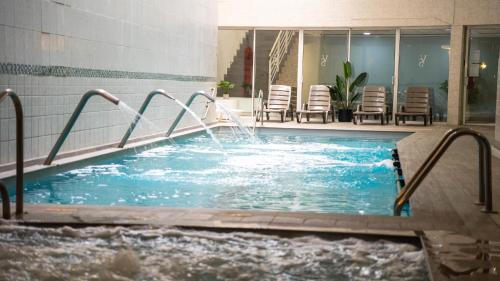 圣地亚哥圣地亚哥维塔库拉诺富特酒店的一座大楼内带水滑梯的游泳池