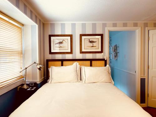 维恩亚德海文查尔斯与查尔斯埃姆维酒店的卧室配有一张带两个枕头的大白色床