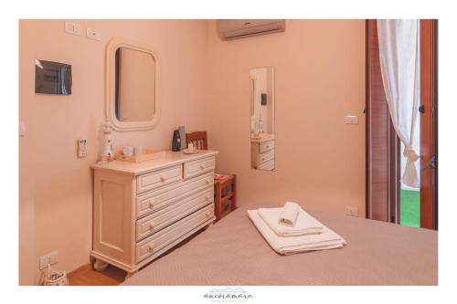 斯廷蒂诺Ancóramare的一间带白色梳妆台和镜子的浴室