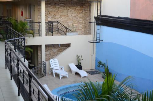 埃利萨镇Hotel Suite & Spa Verdesolaro的一个带两把椅子的庭院和一个游泳池