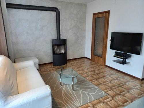 RaveoCasa vacanze Emidia的客厅设有壁炉和电视。