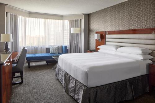 阿林顿克里斯盖特韦万豪酒店的酒店客房设有一张大床和一张书桌。