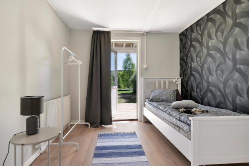博登Guestly Homes - 4BR Villa, 6 Beds with 2 Showers的一间小卧室,配有一张床和一张桌子
