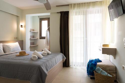 尼坡帝Marthina Luxury Living的酒店客房设有床和窗户。