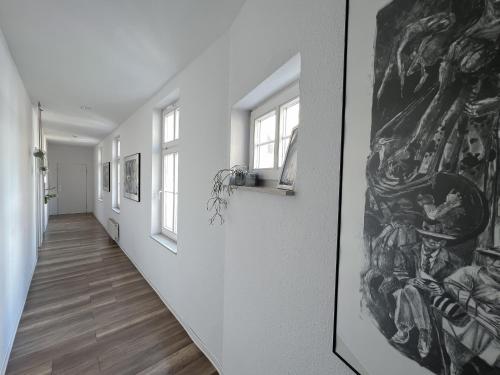 爱尔福特NeuWerk的走廊上设有白色的墙壁和墙上的绘画作品