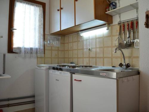 圣艾格夫Appartement Saint-Aygulf, 2 pièces, 4 personnes - FR-1-226A-13的一间带水槽和炉灶的小厨房