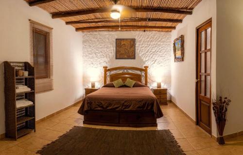 SauceSauce Lodge - Laguna Azul的卧室配有一张床