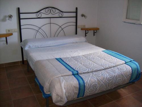 莫拉塔利亚Casa Trotamundos的客房内的一张小床,