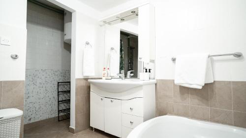 希贝尼克House Gorica的一间带水槽、卫生间和镜子的浴室